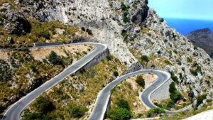 As belas estradas e curvas de Majorca na Espanha.